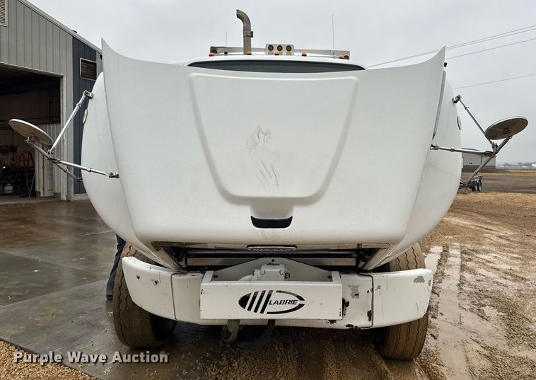 image for item EG7114 2006 Freightliner Business Class M2 refuse truck