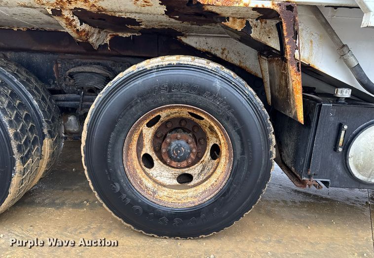 image for item EG7114 2006 Freightliner Business Class M2 refuse truck