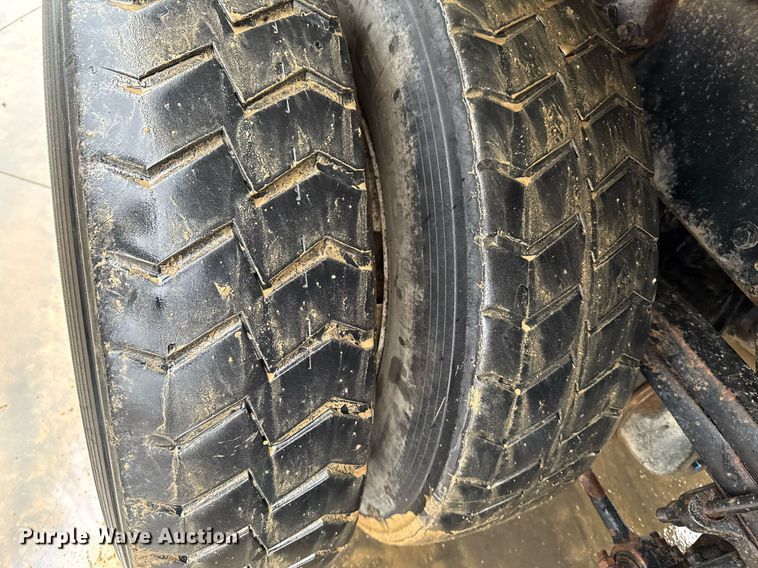 image for item EG7114 2006 Freightliner Business Class M2 refuse truck