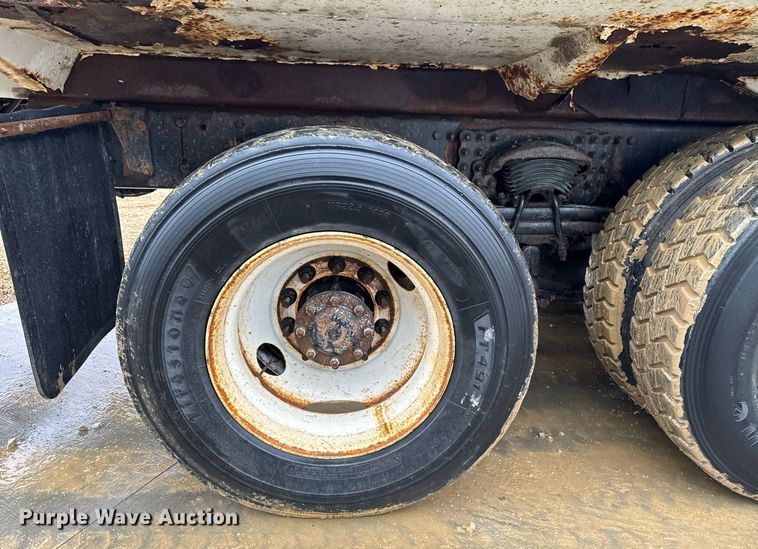 image for item EG7114 2006 Freightliner Business Class M2 refuse truck