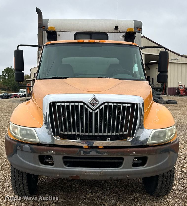 image for item EH7170 2003 International 4400 box truck