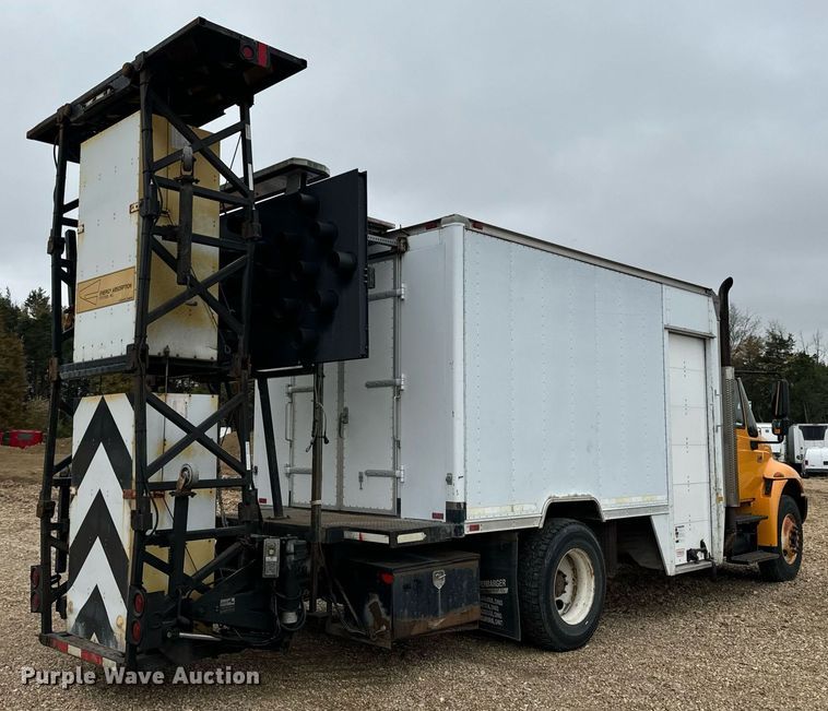 image for item EH7170 2003 International 4400 box truck