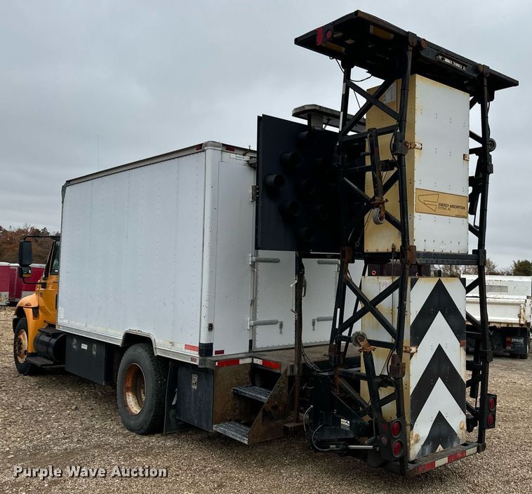 image for item EH7170 2003 International 4400 box truck