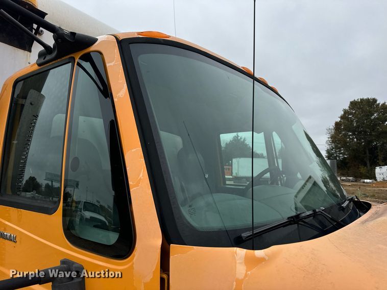 image for item EH7170 2003 International 4400 box truck