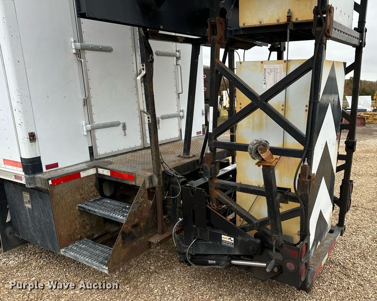 image for item EH7170 2003 International 4400 box truck