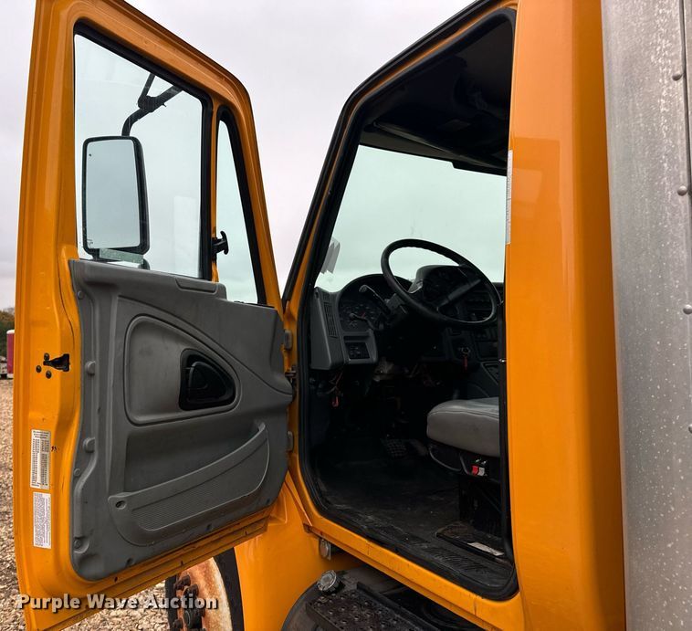 image for item EH7170 2003 International 4400 box truck