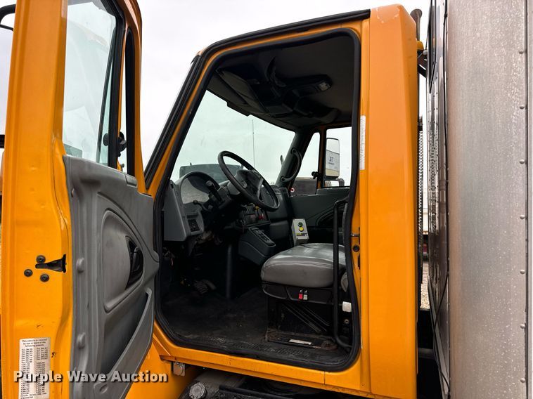 image for item EH7170 2003 International 4400 box truck