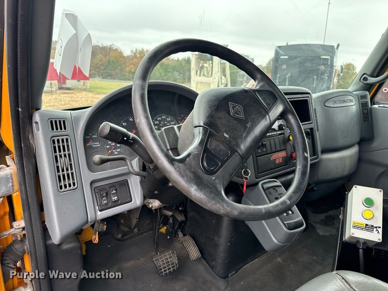 image for item EH7170 2003 International 4400 box truck