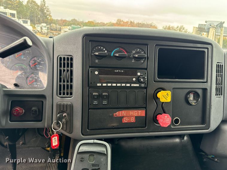 image for item EH7170 2003 International 4400 box truck