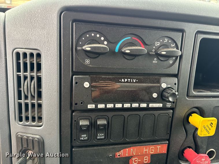 image for item EH7170 2003 International 4400 box truck