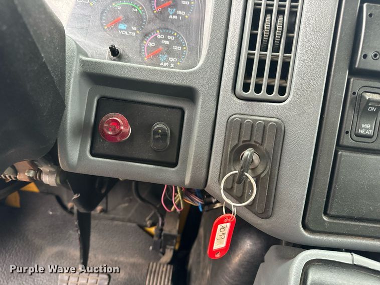 image for item EH7170 2003 International 4400 box truck