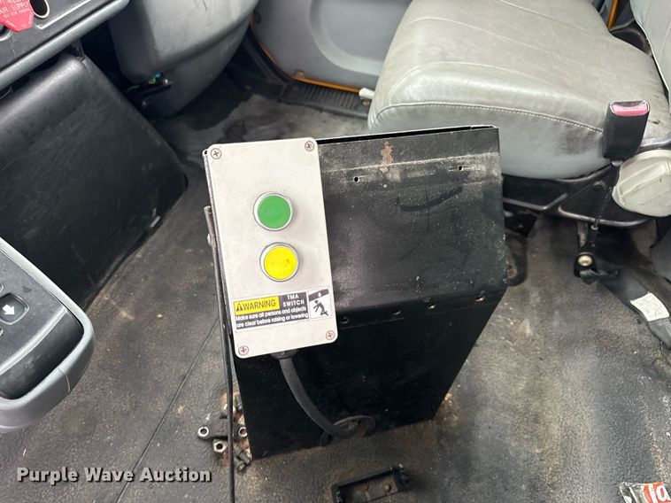 image for item EH7170 2003 International 4400 box truck