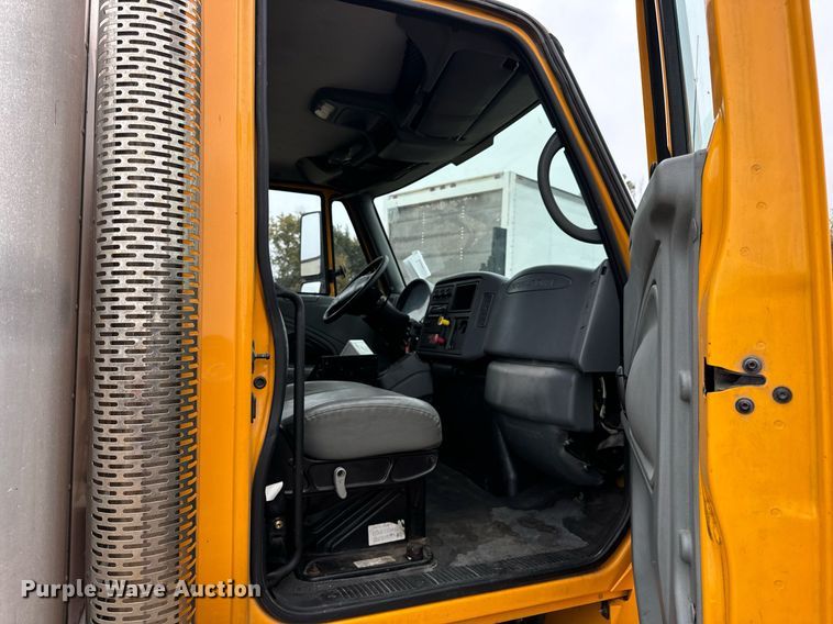 image for item EH7170 2003 International 4400 box truck