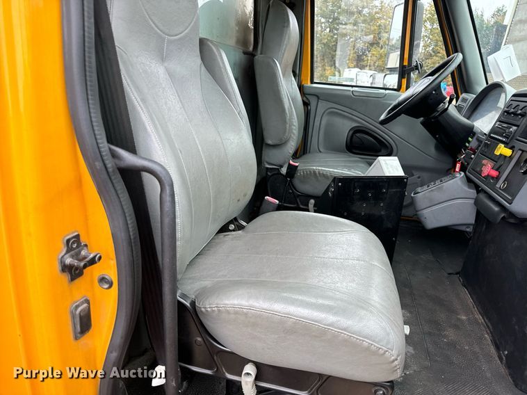 image for item EH7170 2003 International 4400 box truck