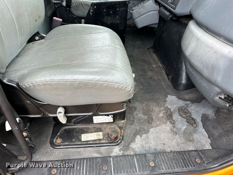 image for item EH7170 2003 International 4400 box truck