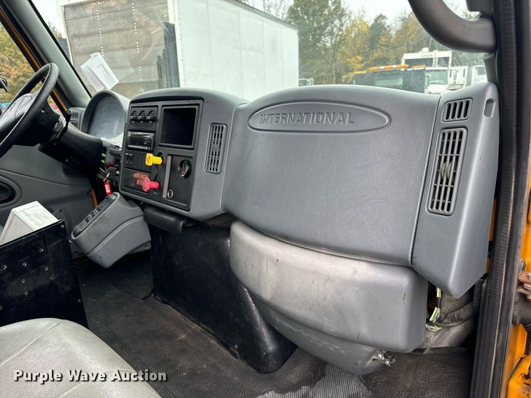 image for item EH7170 2003 International 4400 box truck