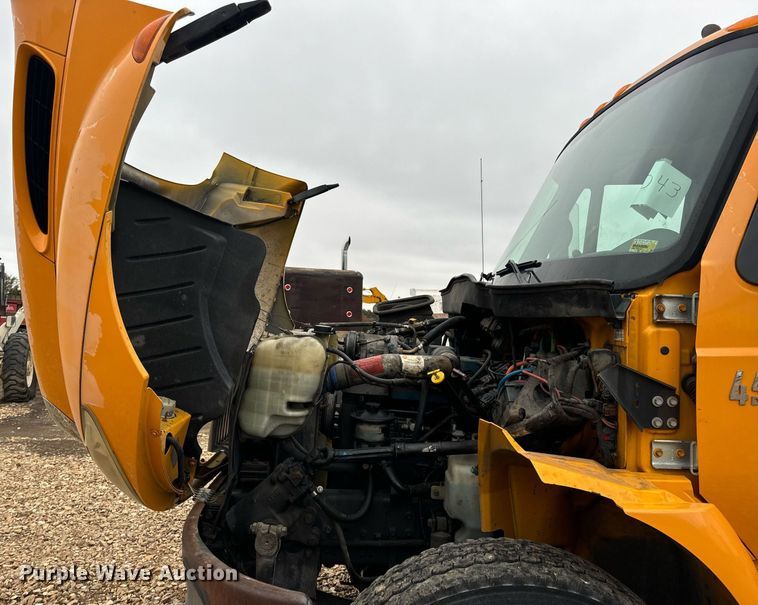 image for item EH7170 2003 International 4400 box truck