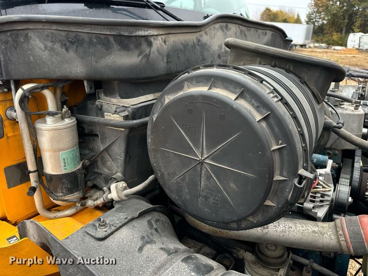 image for item EH7170 2003 International 4400 box truck