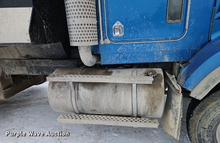 image for item EI8784 2004 Kenworth T800 dump truck