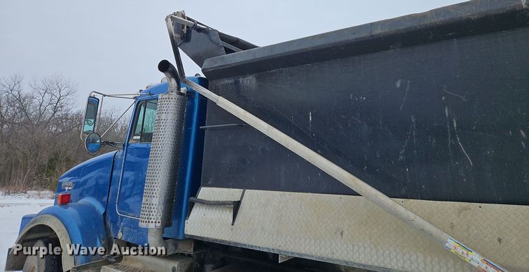 image for item EI8784 2004 Kenworth T800 dump truck