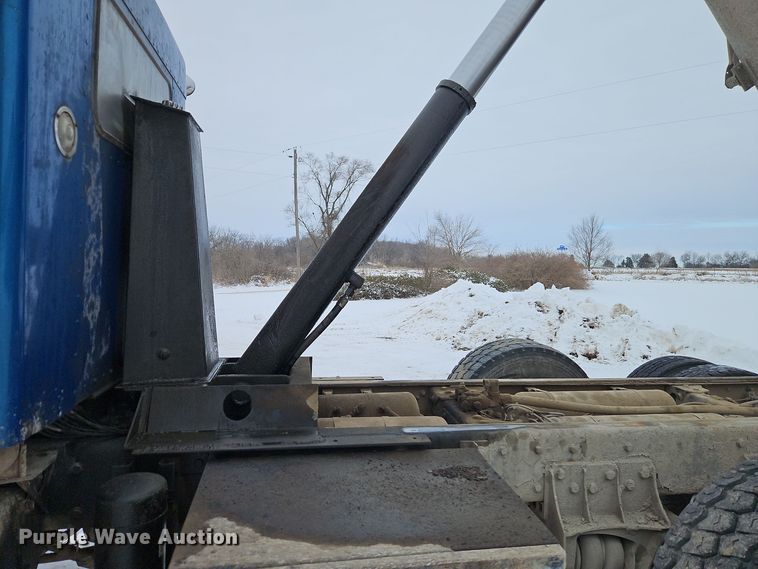 image for item EI8784 2004 Kenworth T800 dump truck