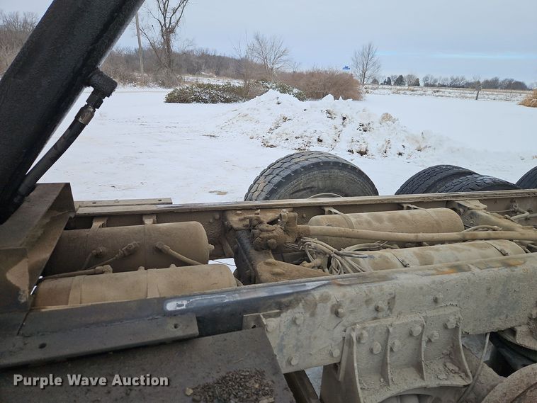 image for item EI8784 2004 Kenworth T800 dump truck