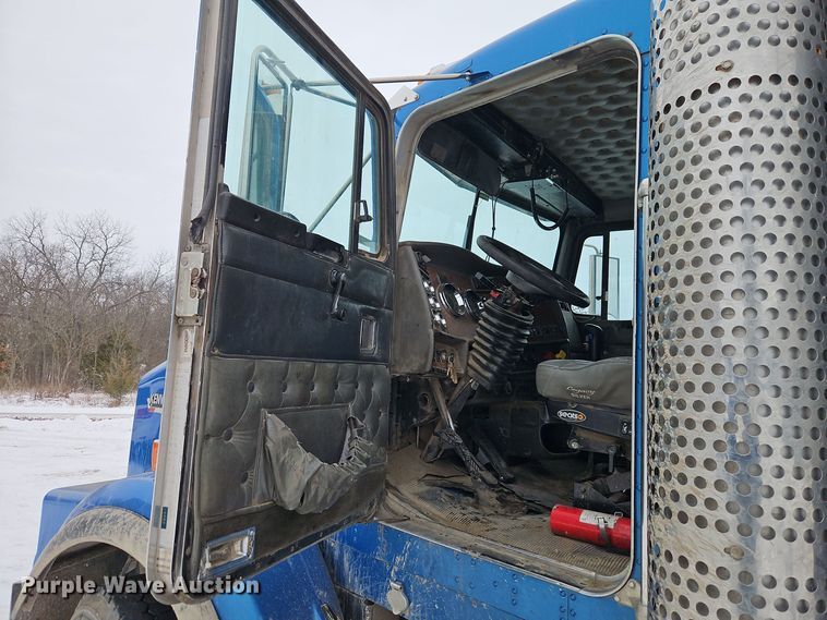 image for item EI8784 2004 Kenworth T800 dump truck