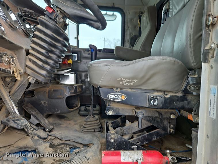 image for item EI8784 2004 Kenworth T800 dump truck