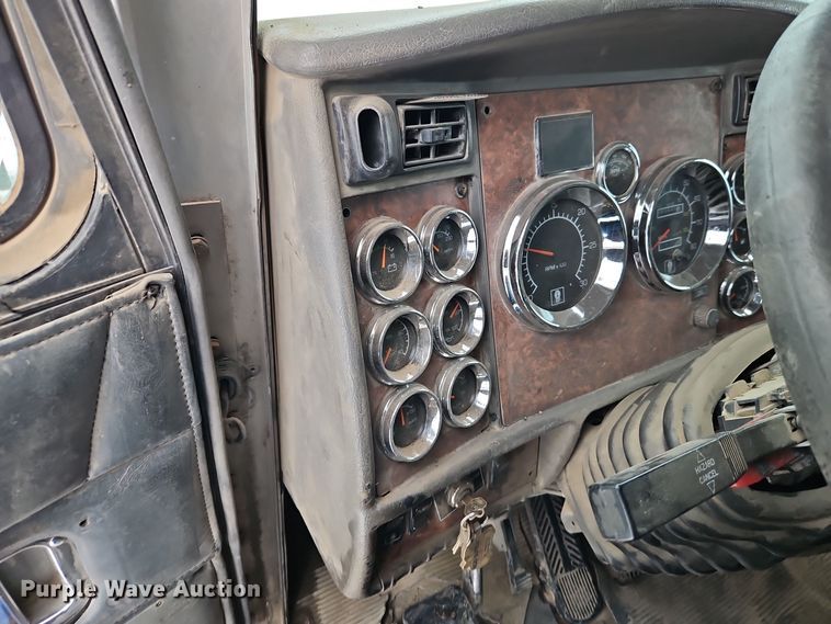 image for item EI8784 2004 Kenworth T800 dump truck