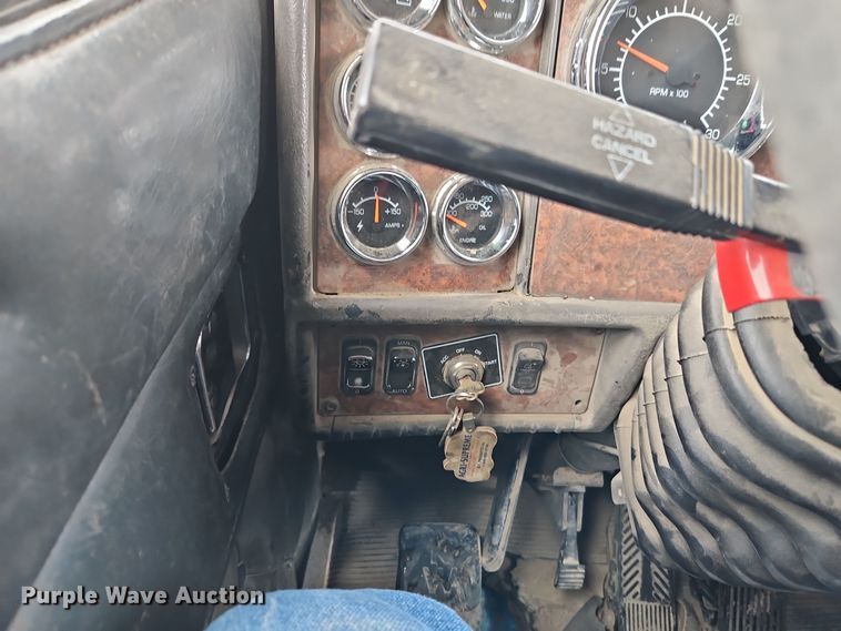 image for item EI8784 2004 Kenworth T800 dump truck