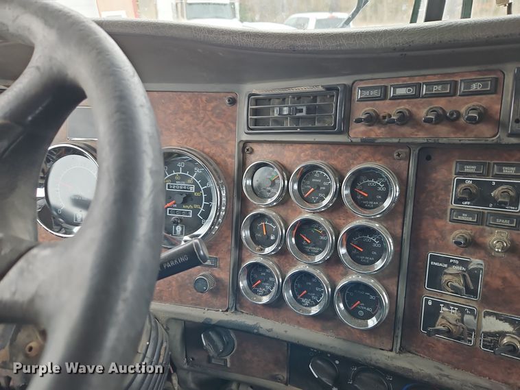 image for item EI8784 2004 Kenworth T800 dump truck