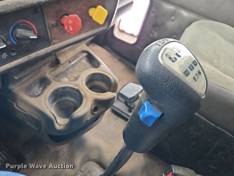 image for item EI8784 2004 Kenworth T800 dump truck