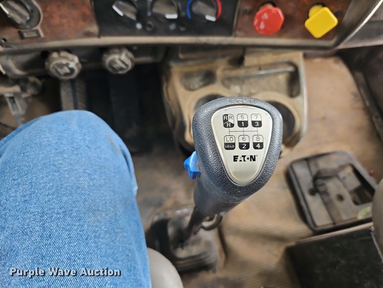 image for item EI8784 2004 Kenworth T800 dump truck