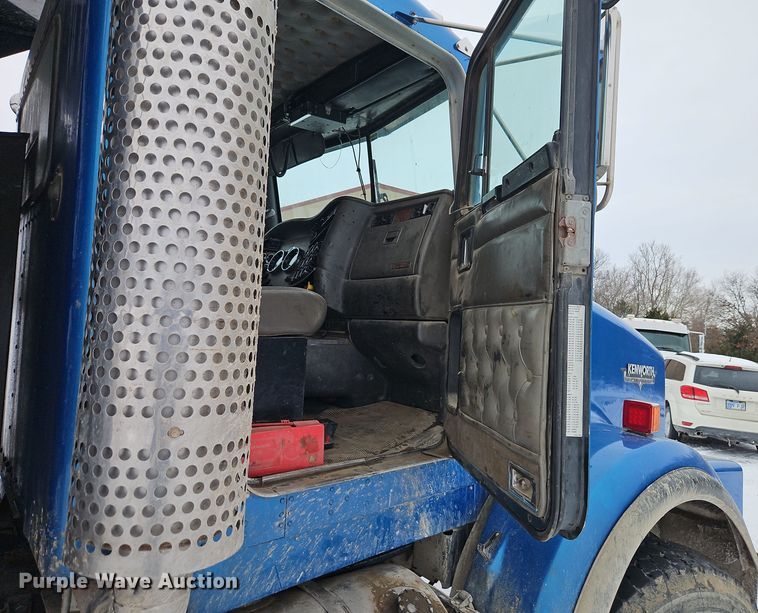 image for item EI8784 2004 Kenworth T800 dump truck