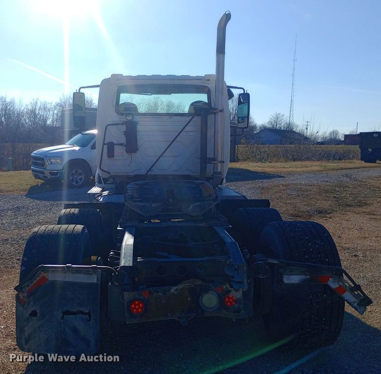 image for item EN8664 2011 International  Prostar Premium 6x4 semi truck