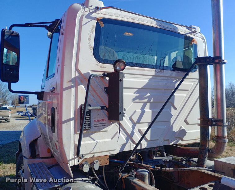 image for item EN8664 2011 International  Prostar Premium 6x4 semi truck