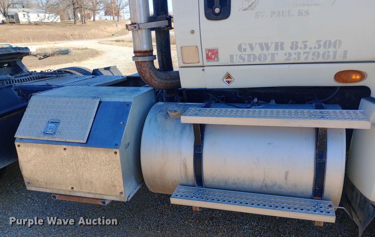 image for item EN8664 2011 International  Prostar Premium 6x4 semi truck