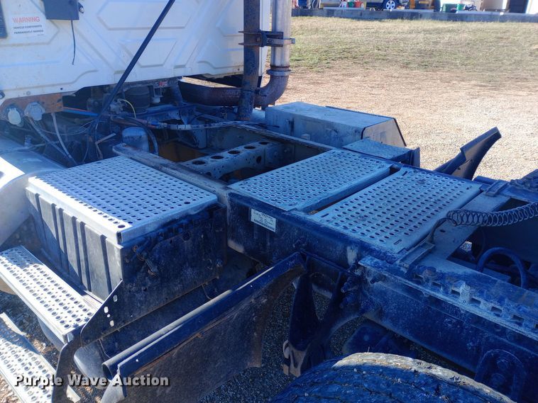 image for item EN8664 2011 International  Prostar Premium 6x4 semi truck