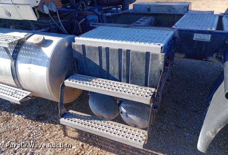 image for item EN8664 2011 International  Prostar Premium 6x4 semi truck