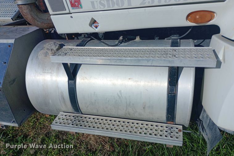 image for item EN8664 2011 International  Prostar Premium 6x4 semi truck