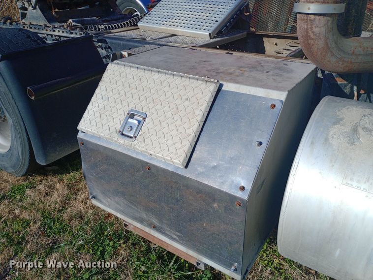 image for item EN8664 2011 International  Prostar Premium 6x4 semi truck