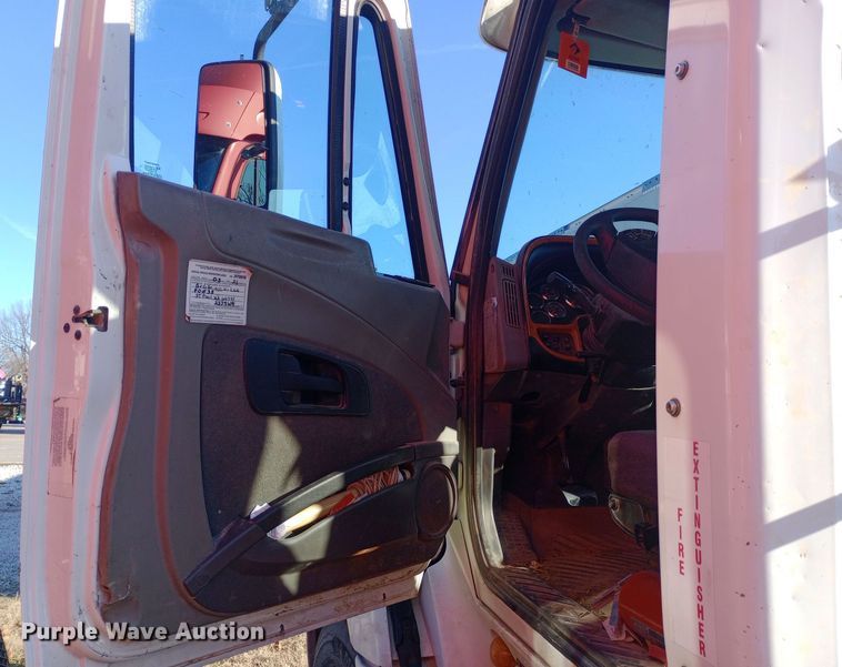 image for item EN8664 2011 International  Prostar Premium 6x4 semi truck