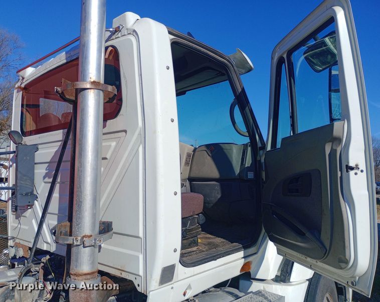 image for item EN8664 2011 International  Prostar Premium 6x4 semi truck