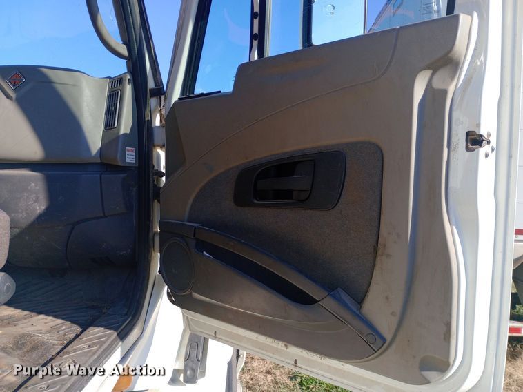 image for item EN8664 2011 International  Prostar Premium 6x4 semi truck