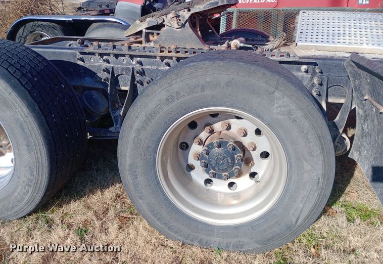 image for item EN8664 2011 International  Prostar Premium 6x4 semi truck