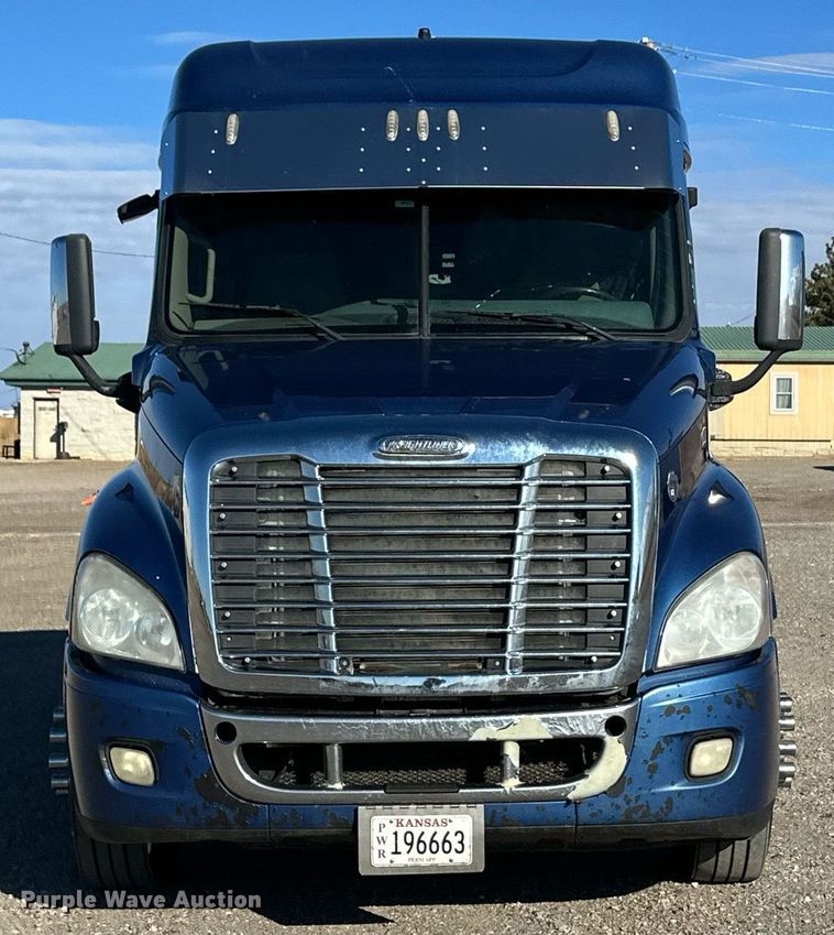 image for item ER8582 2013 Freightliner Cascadia semi truck