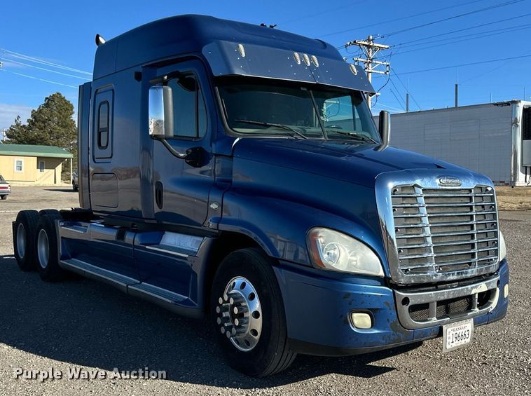 image for item ER8582 2013 Freightliner Cascadia semi truck