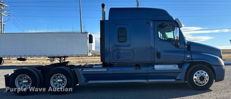 image for item ER8582 2013 Freightliner Cascadia semi truck
