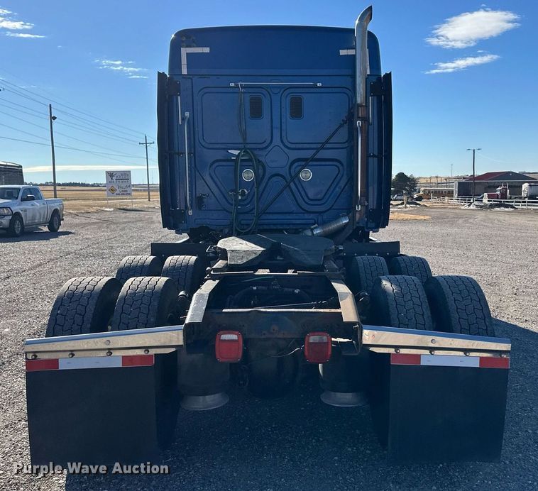 image for item ER8582 2013 Freightliner Cascadia semi truck