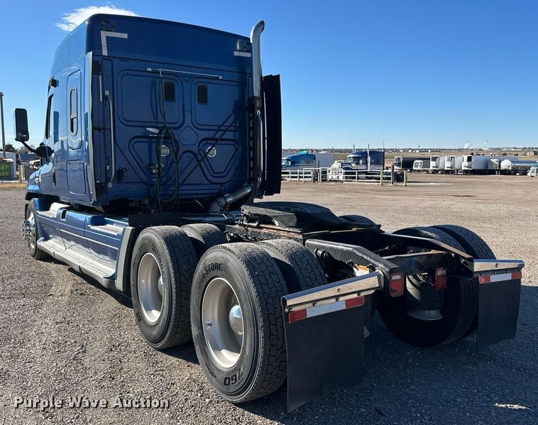 image for item ER8582 2013 Freightliner Cascadia semi truck